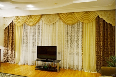 коричневые шторы с ламбрекеном в гостиную