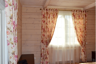 шторы в стиле прованс в деревянном доме