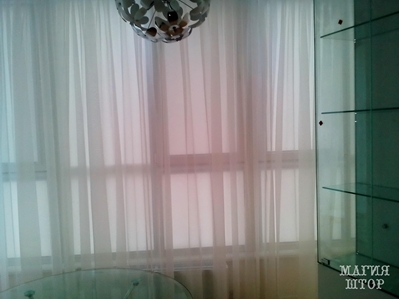 белая гардина сверху рулонных штор в кухню в стиле минимализм