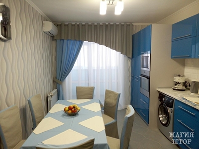 комплект столового белья и штор в серо-голубую кухню