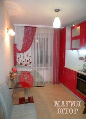 красные шторы-нити в кухню