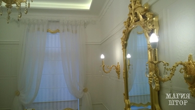 римские шторы и гардина комплект в белую ванную
