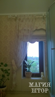 римская штора с декором в ванную комнату