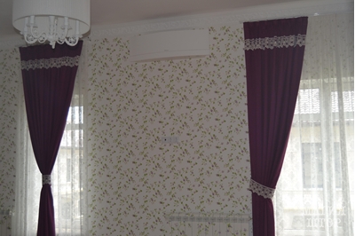 наш дизайнер вписал радиатор в стену с обоями, а шторы в спальне  теперь усиливают цвет цветка